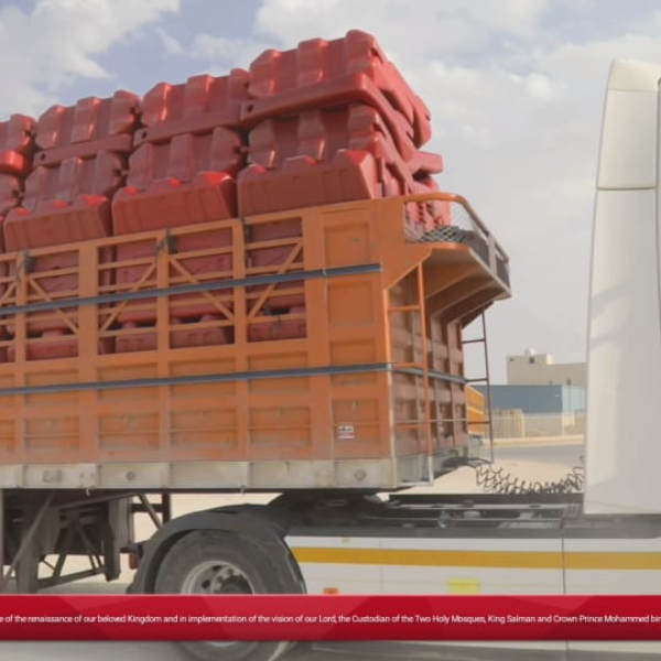 stacked-plastic-pallets-delivery-truck-alfuridi-factory-alkharj