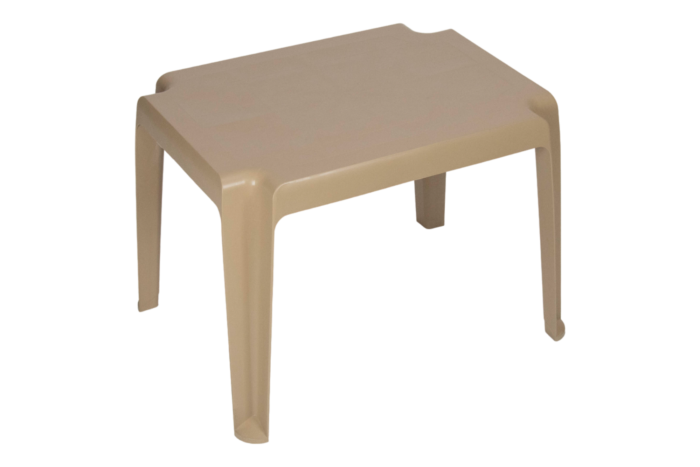 classic table in polypropylene with sturdy legs and easy-clean top for outdoor café use