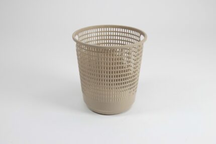 Waste bin with handle 10-gallon beige plastic mesh trash can with round body and built‑in top carry handle